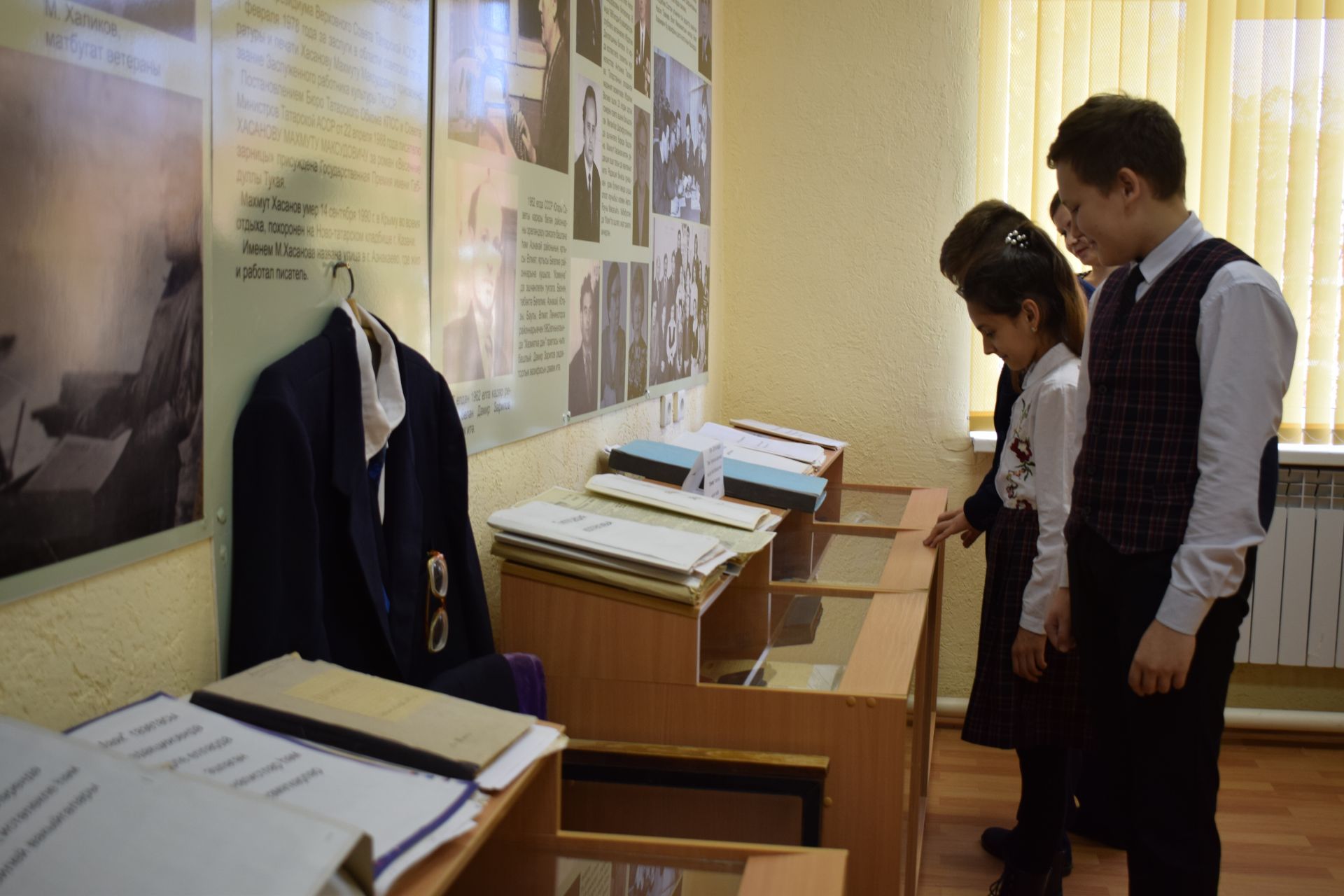 Школьники Азнакаево переводят произведения Махмута Хасанова на английский язык