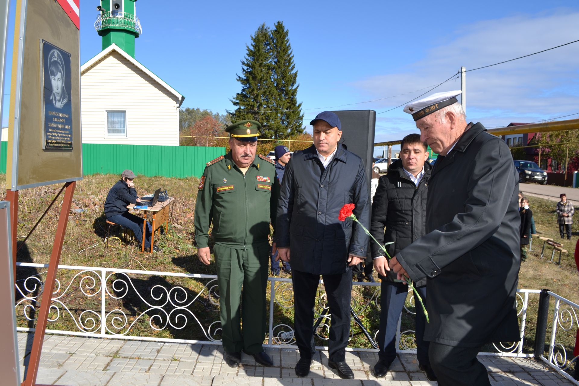 &nbsp;В деревне Октябрь-Буляк установлена мемориальная доска в честь нашего земляка-героя Альберта Шайхутдинова