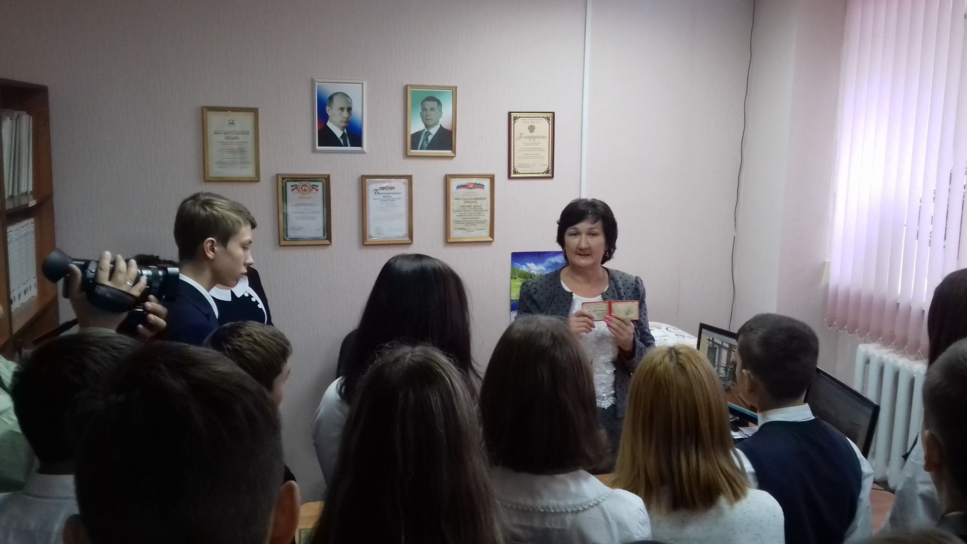 Азнакаевские учащиеся сделали подарок архивному отделу