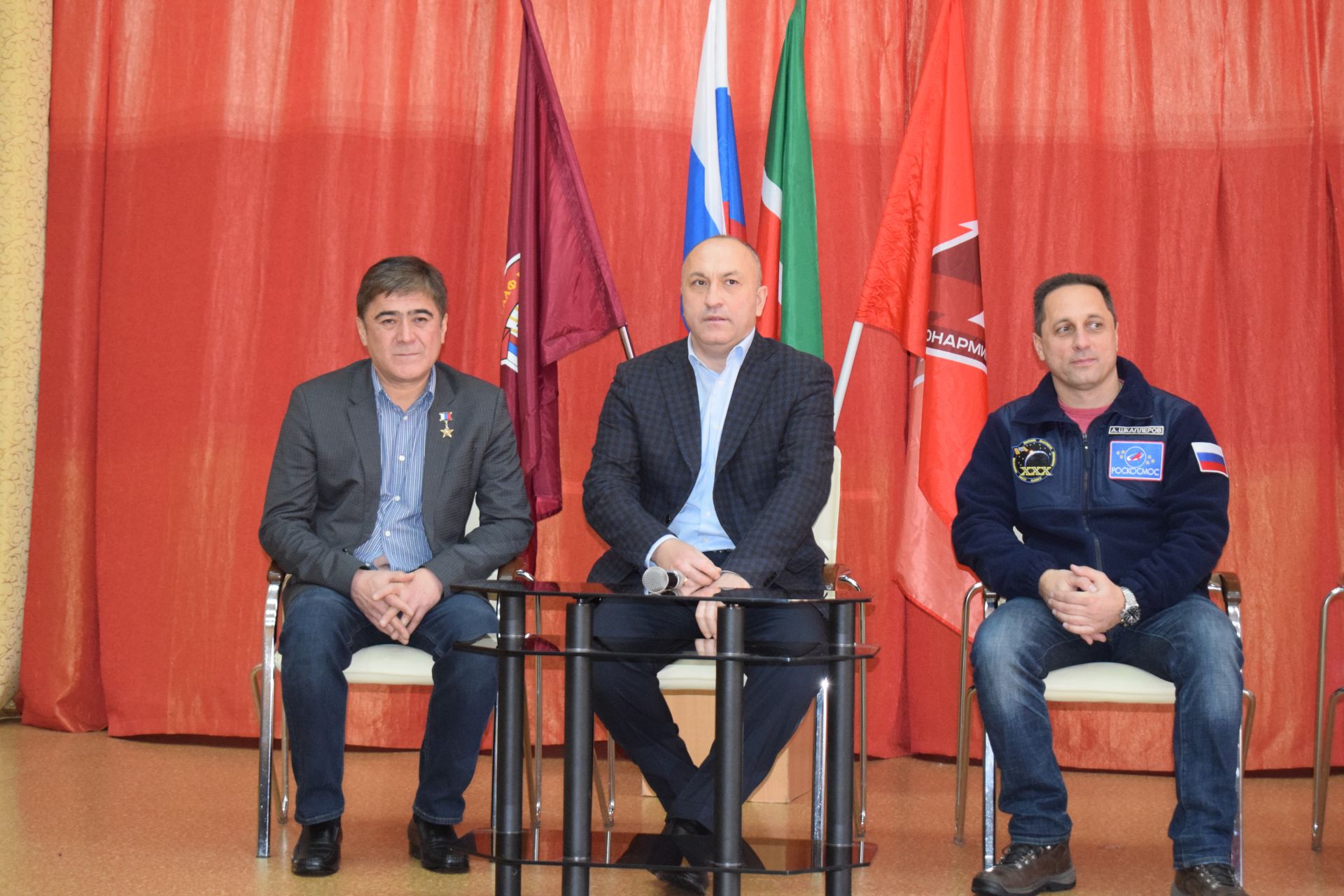 Россиянең данлыклы космонавтлары Азнакай флагын космоста йөртеп алып кайтып тапшырдылар