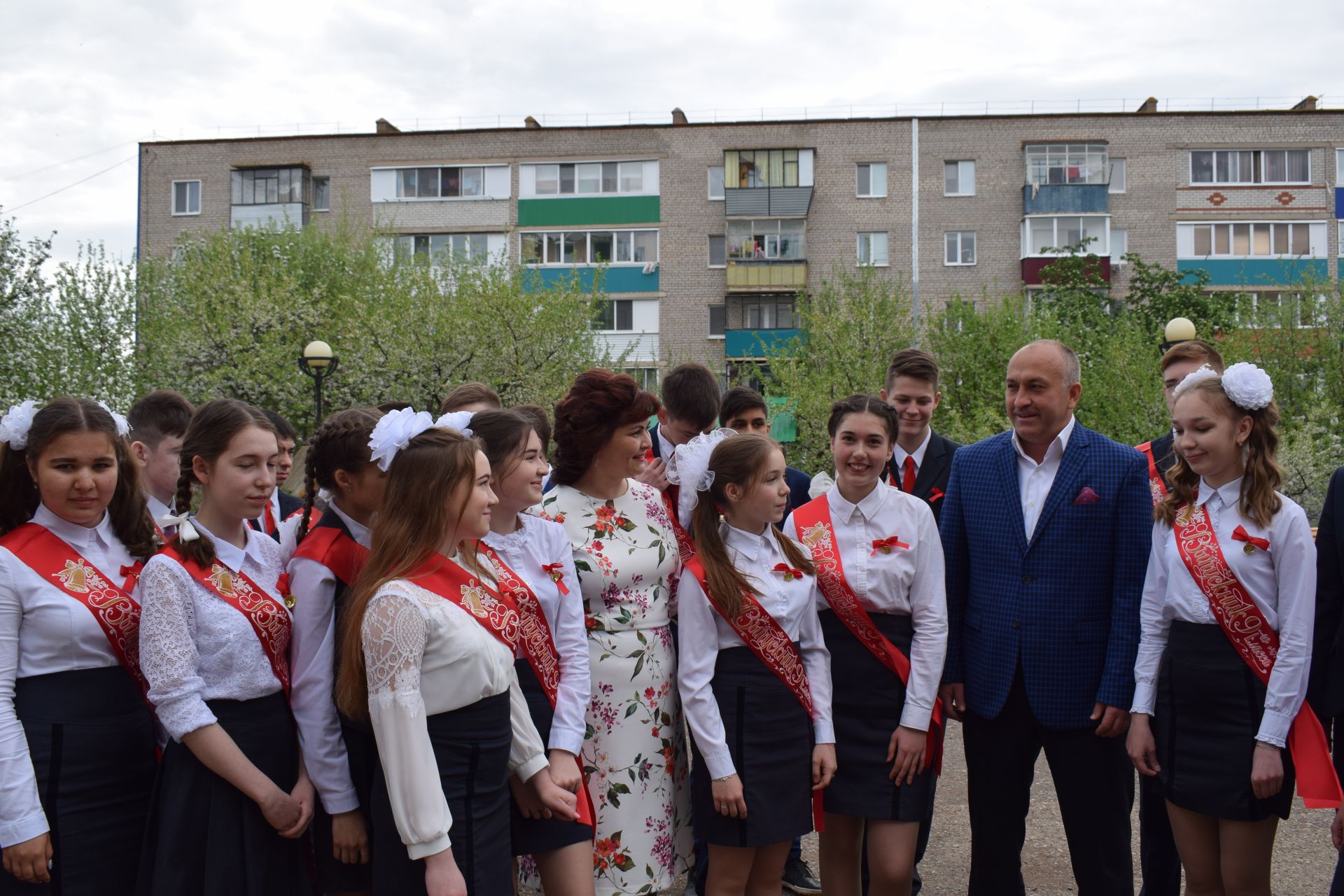 Выпускники Азнакаево попрощались со школой