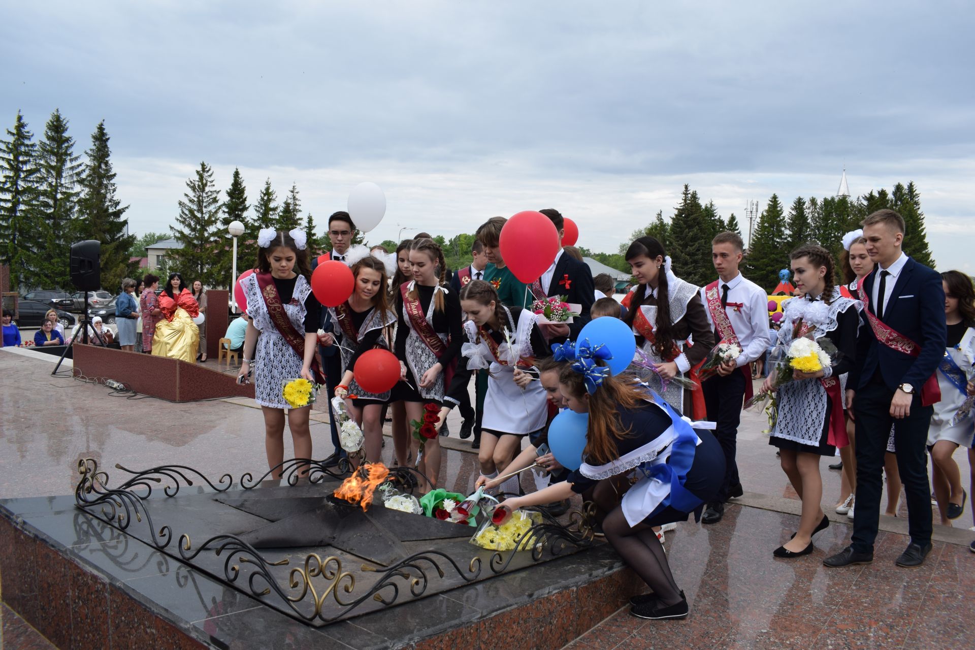 Выпускники Азнакаево попрощались со школой