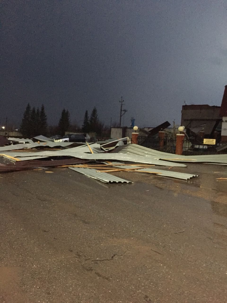 Сильный ветер в Азнакаево снес крышу городского предприятия - 7 ФОТО и 3 ВИДЕО