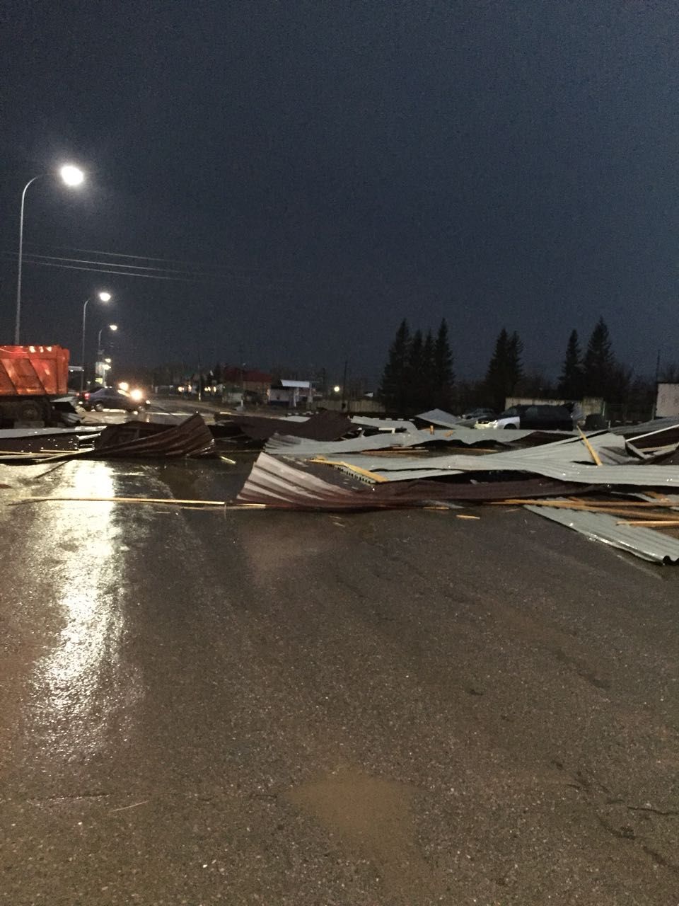 Сильный ветер в Азнакаево снес крышу городского предприятия - 7 ФОТО и 3 ВИДЕО