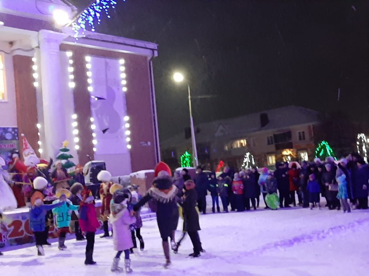 Центральная Елка Азнакаево собрала на праздник детей и взрослых (ФОТО+ВИДЕО)