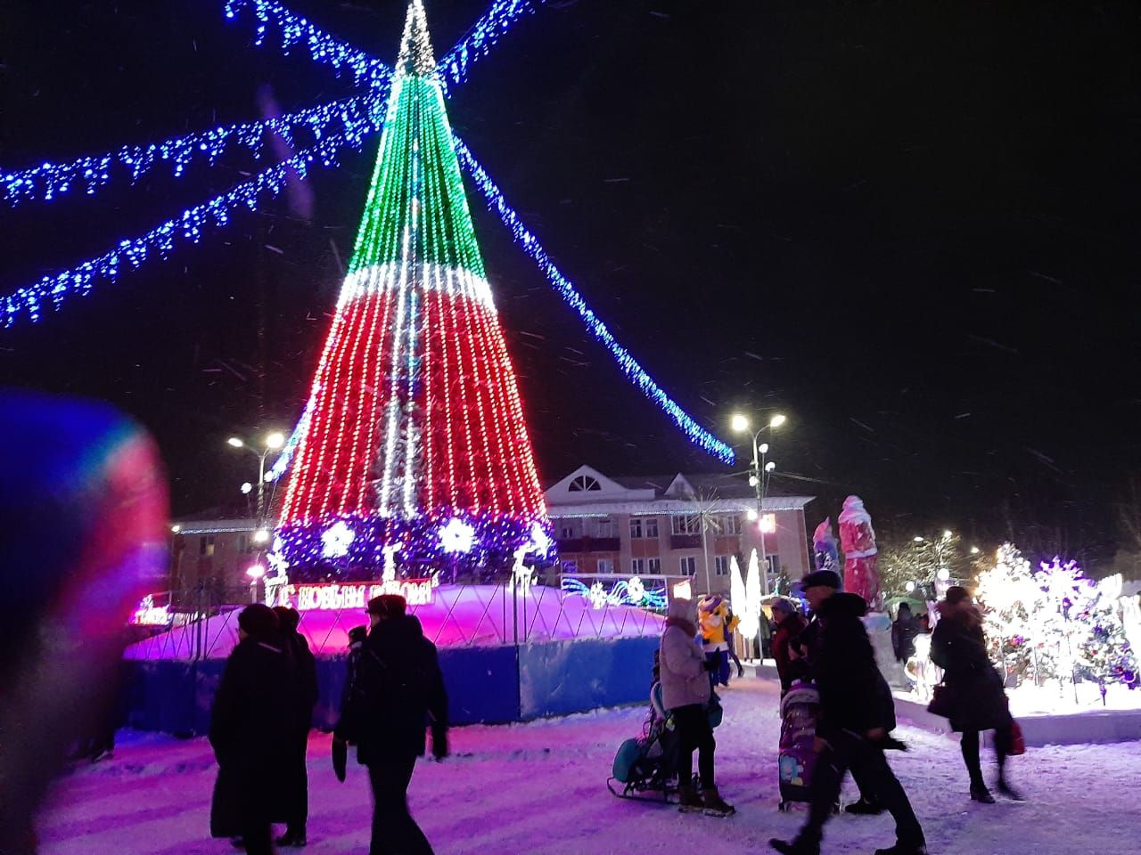 Центральная Елка Азнакаево собрала на праздник детей и взрослых (ФОТО+ВИДЕО)
