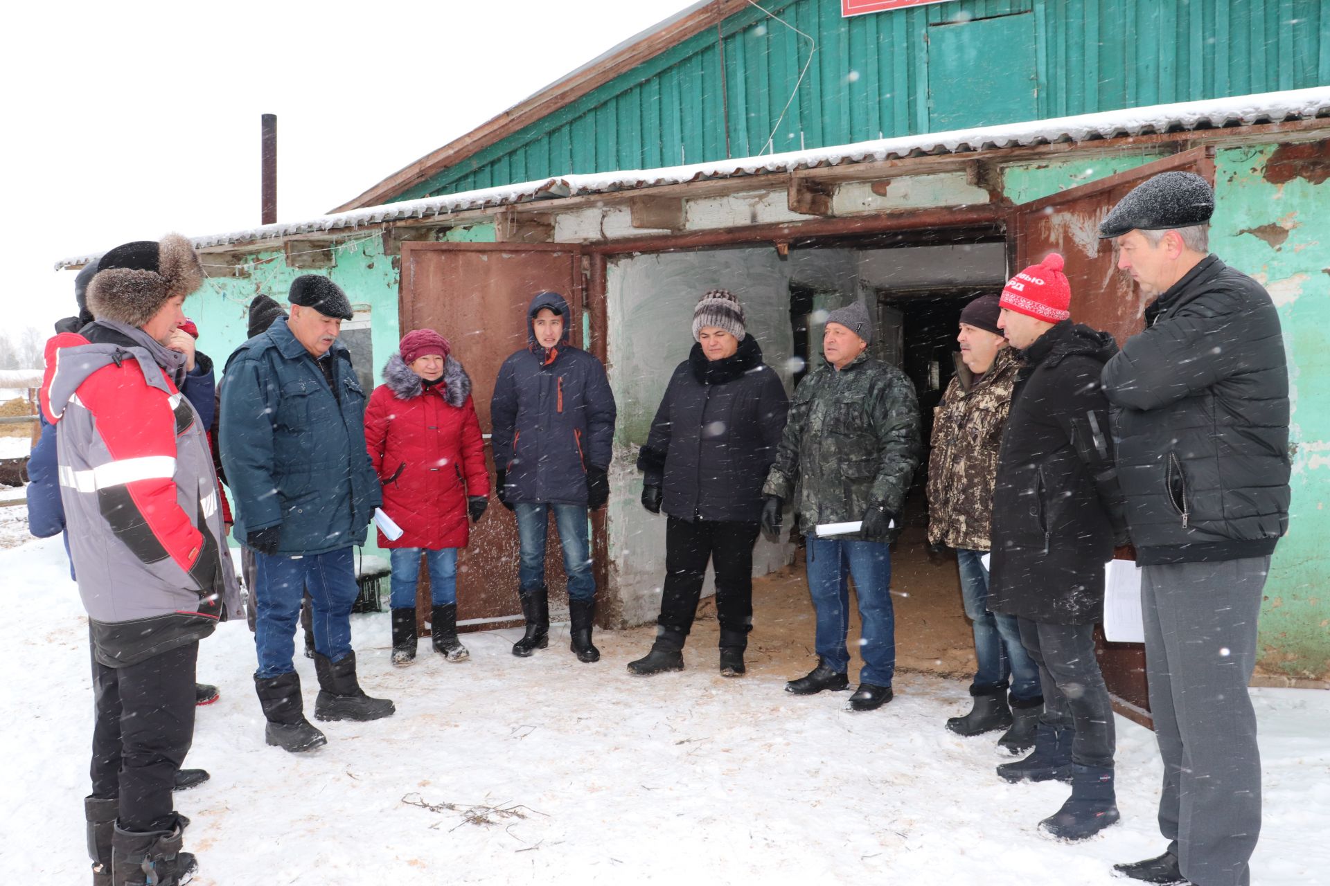 Азнакай авыл хуҗалыкларында терлекләрне кышлату һәм техника ремонты барышы тикшерелде (ФОТО)