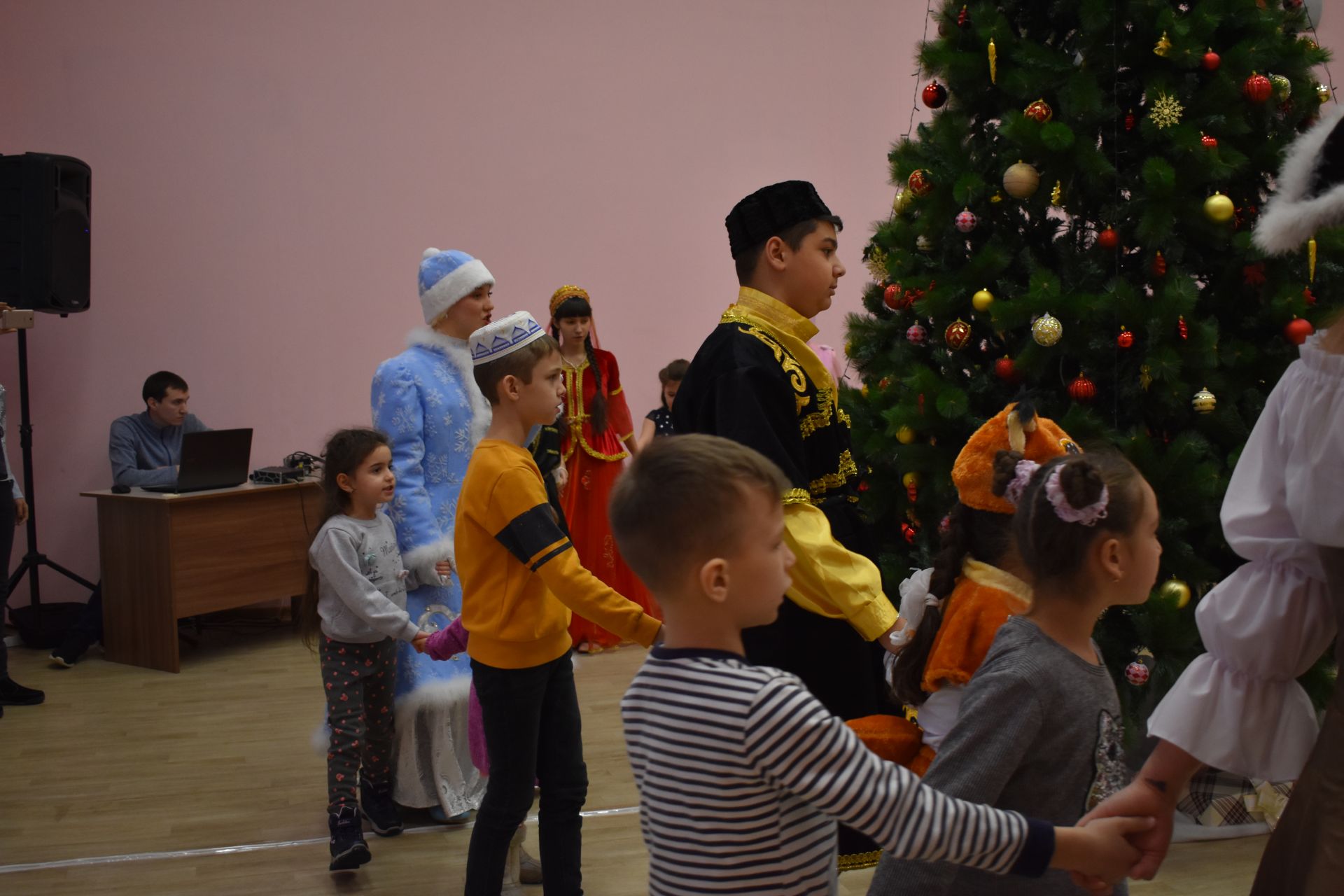 В Доме Дружбы народов г.Азнакаево о состоялся Новогодний праздник для детей мигрантов (ФОТО)