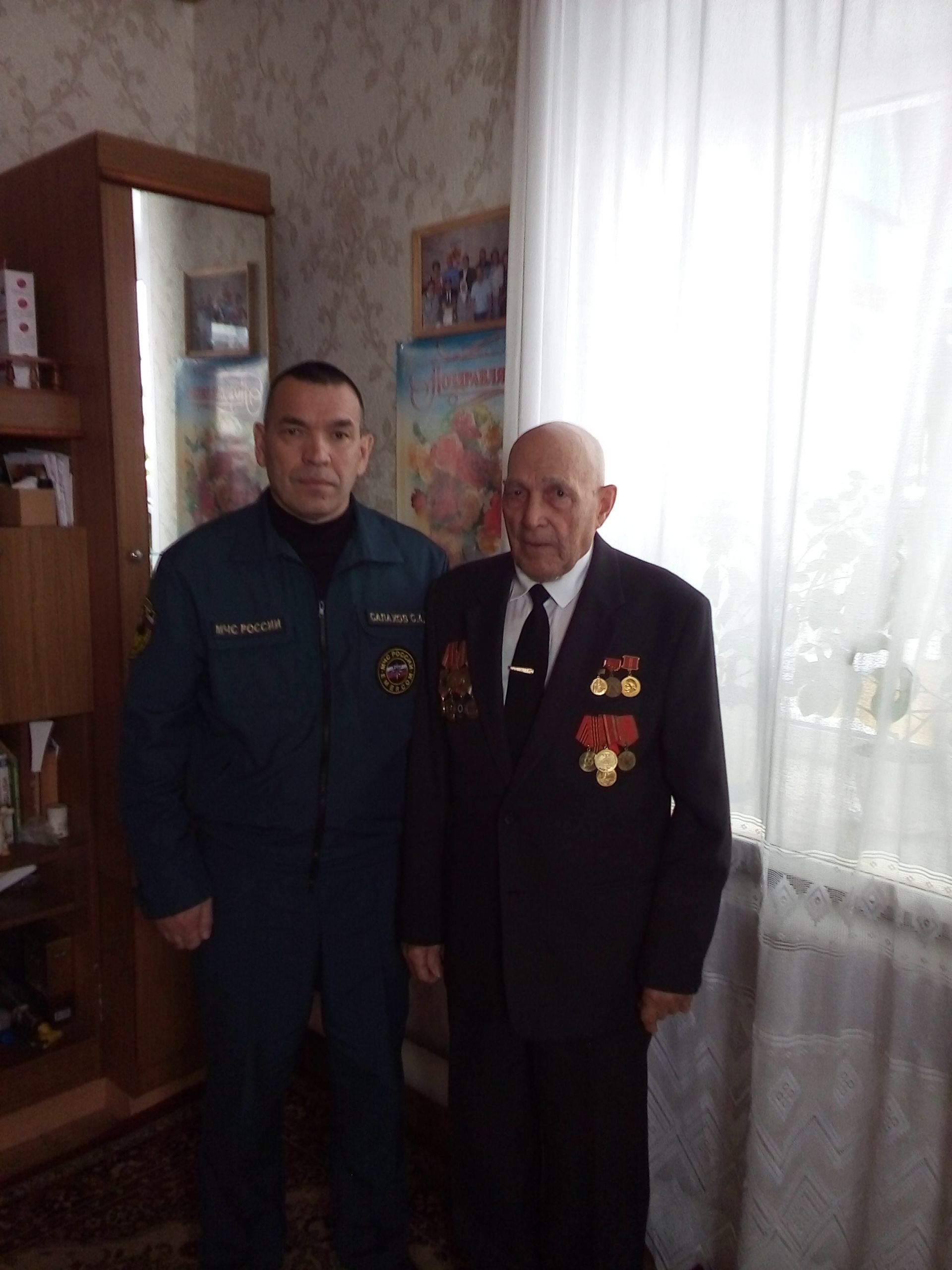 Азнакаевские пожарные поздравили ветеранов пожарной охраны с Днём защитника Отечества - ФОТО
