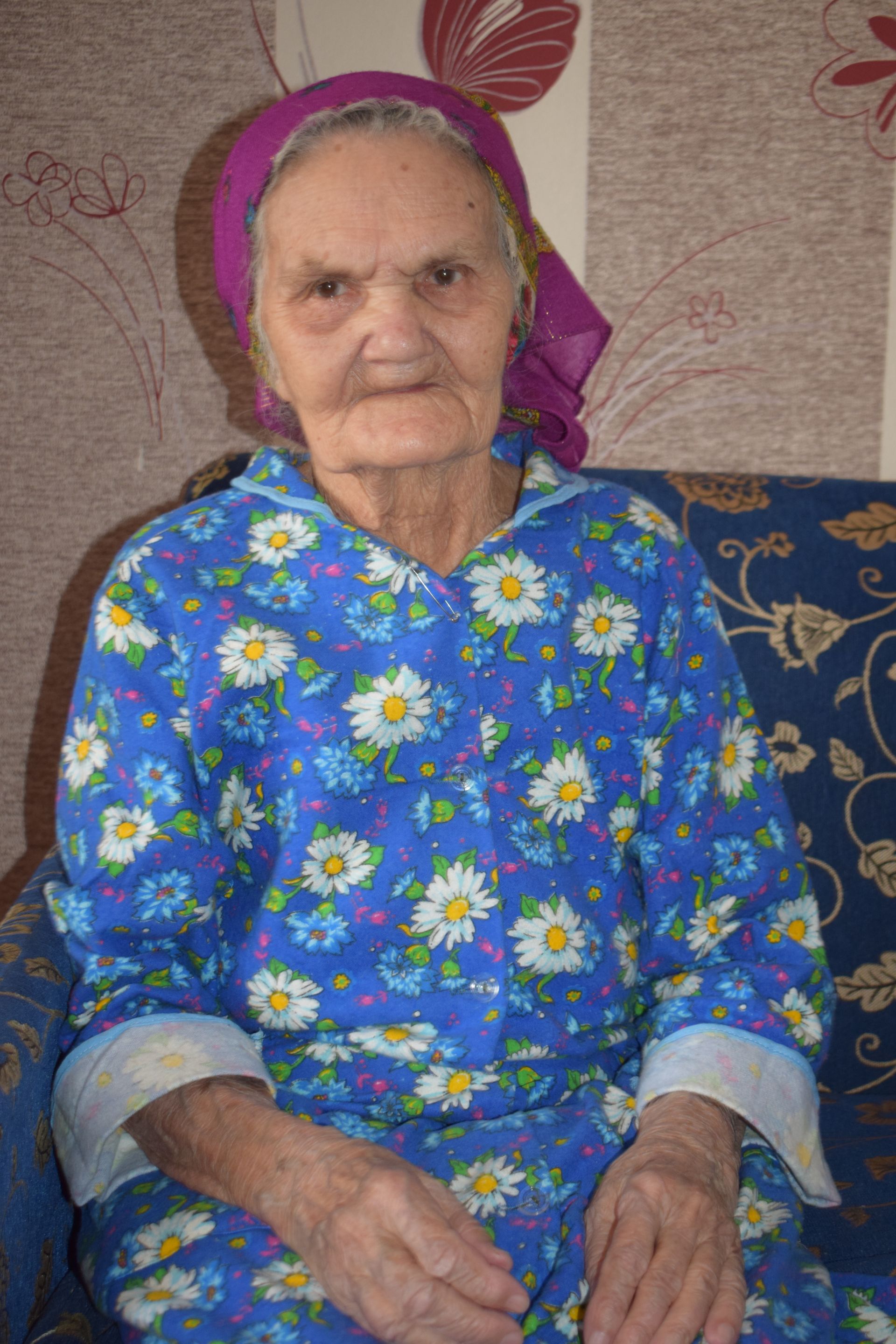 90-летняя Дина Ахмадуллина с легкостью решает сканворды - ФОТО и ВИДЕО