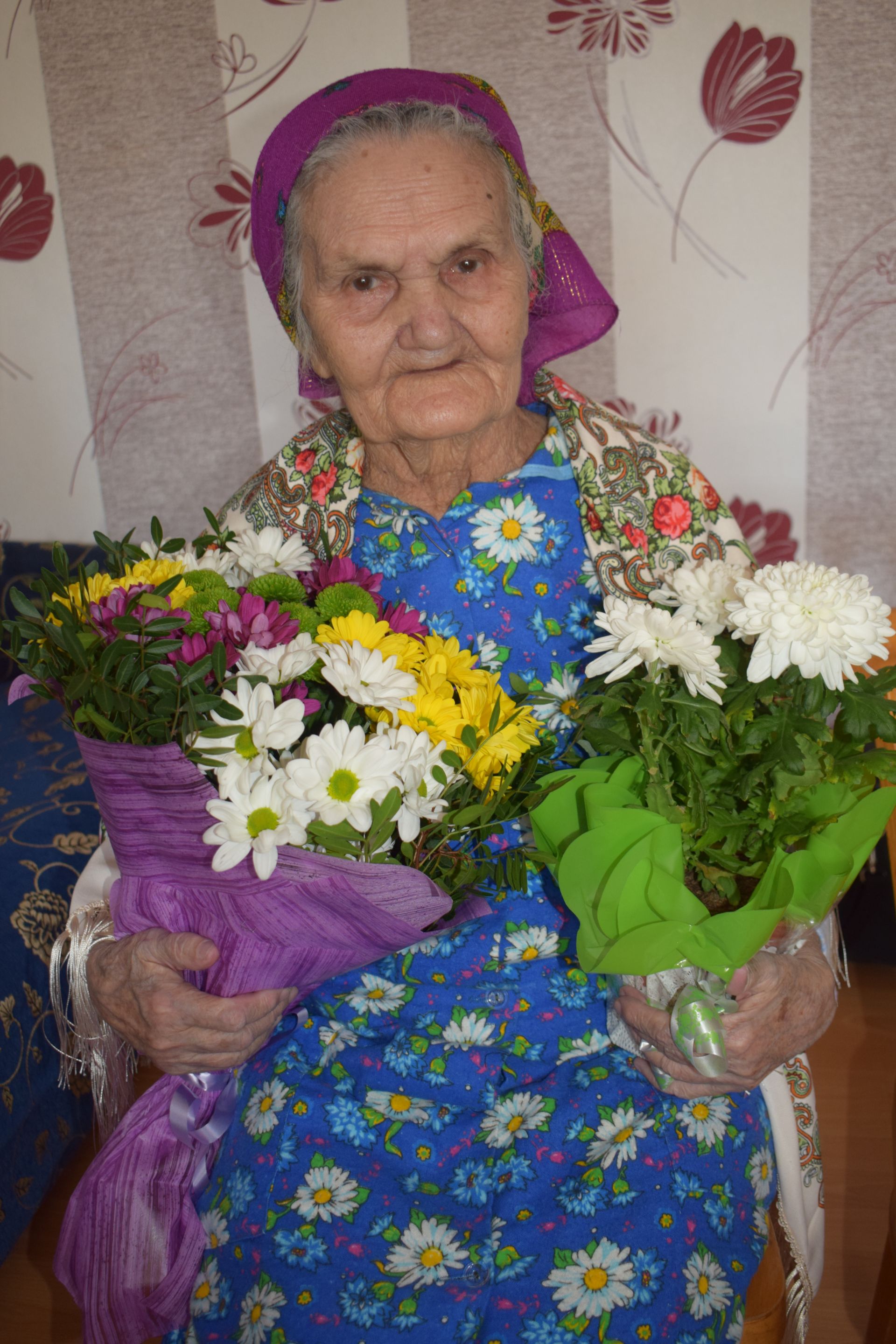 90-летняя Дина Ахмадуллина с легкостью решает сканворды - ФОТО и ВИДЕО