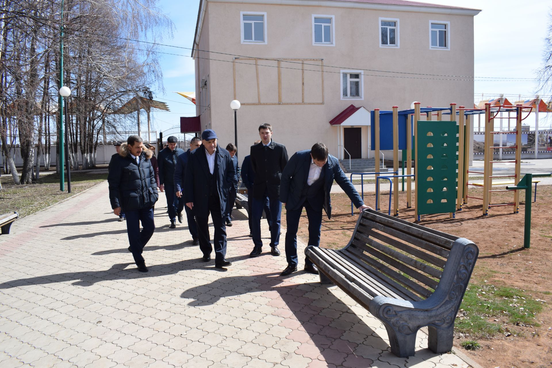 Кто ломает скамейки в Азнакаево? - ФОТОРЕПОРТАЖ