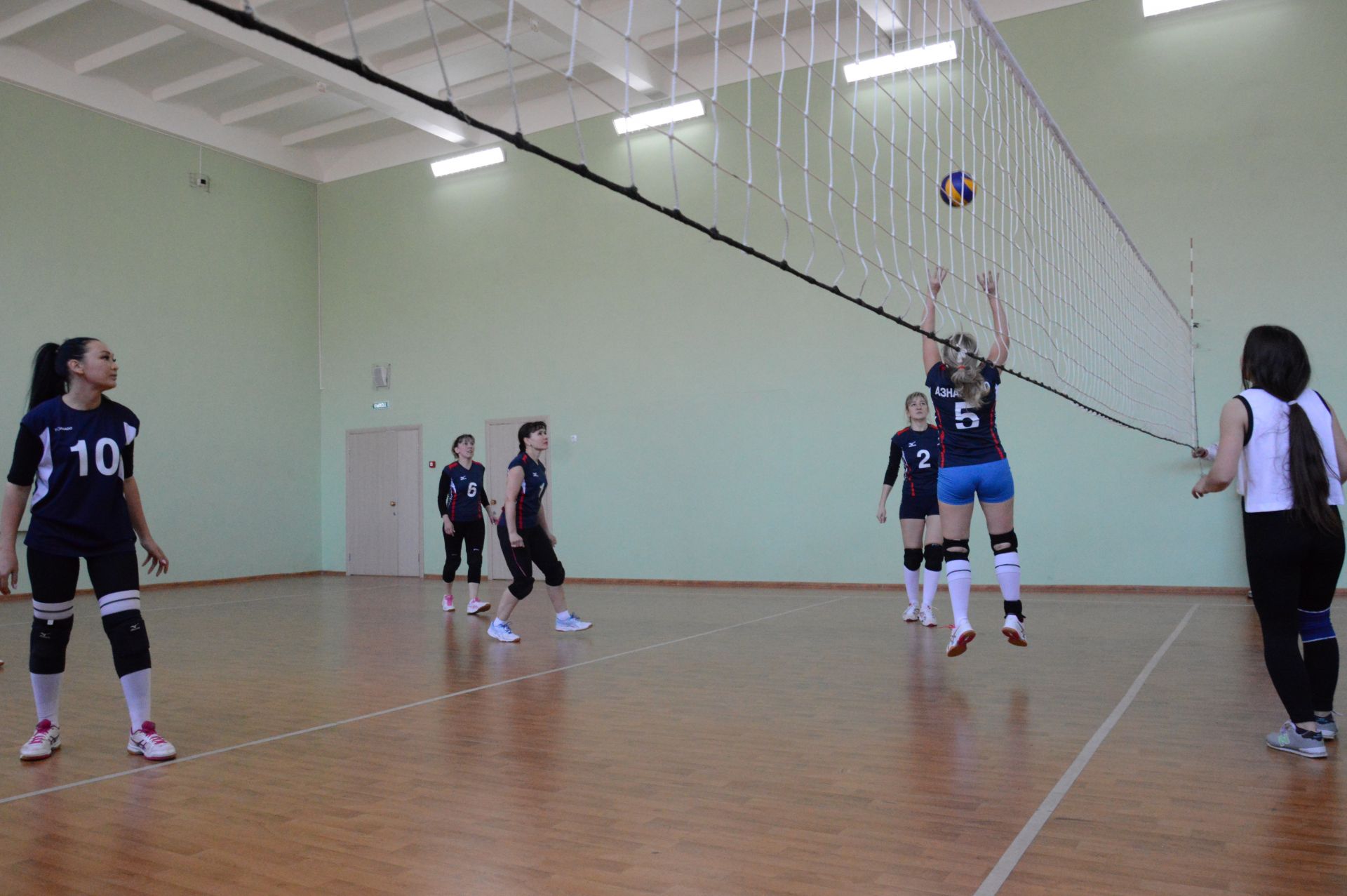 Район хатын-кызлары волейбол буенча көч сынаштылар - ФОТО