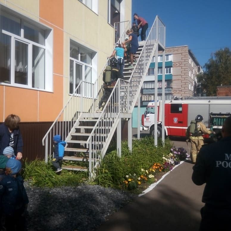 В детском детском саду "Колокольчик" города Азнакаево проверили готовность к пожарной безопасности