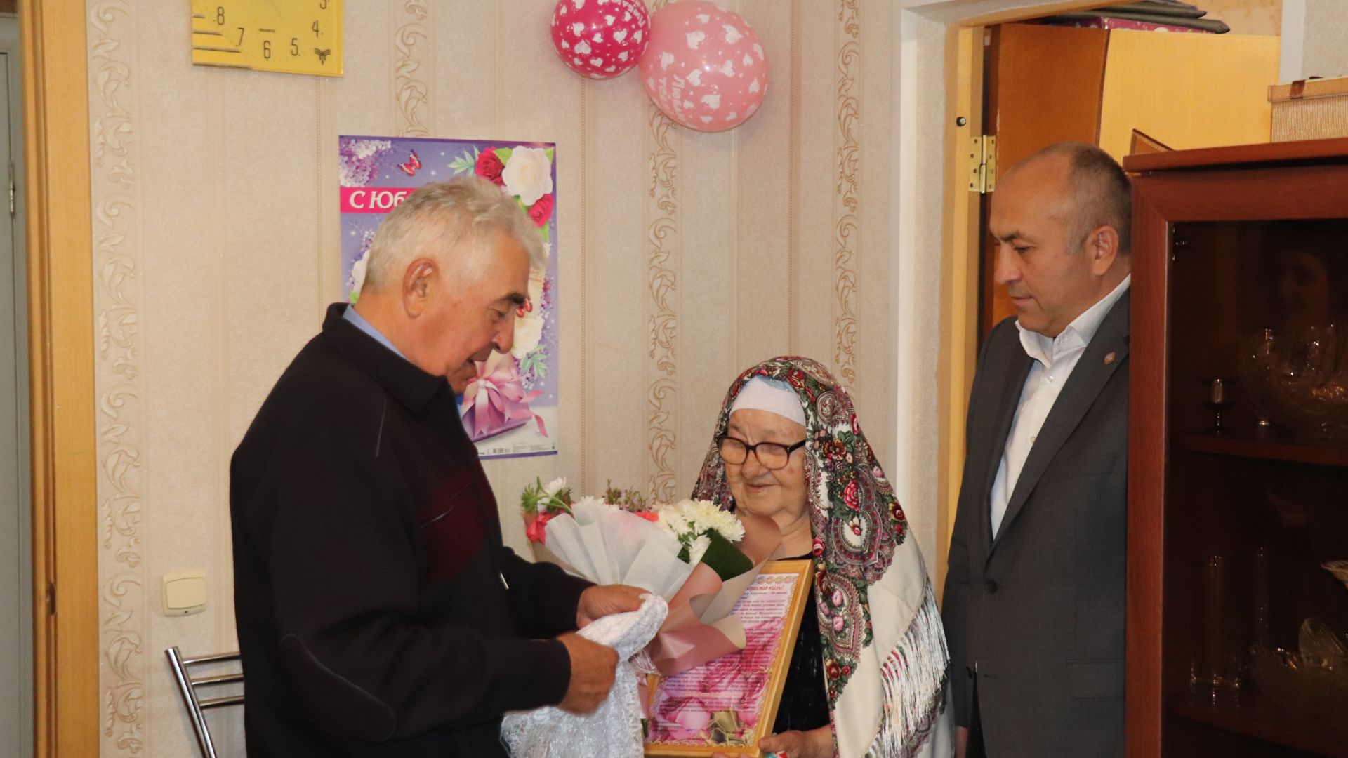 Глава Азнакаевского района поздравил Равилю Галиеву с 90-летним юбилеем (ФОТО)