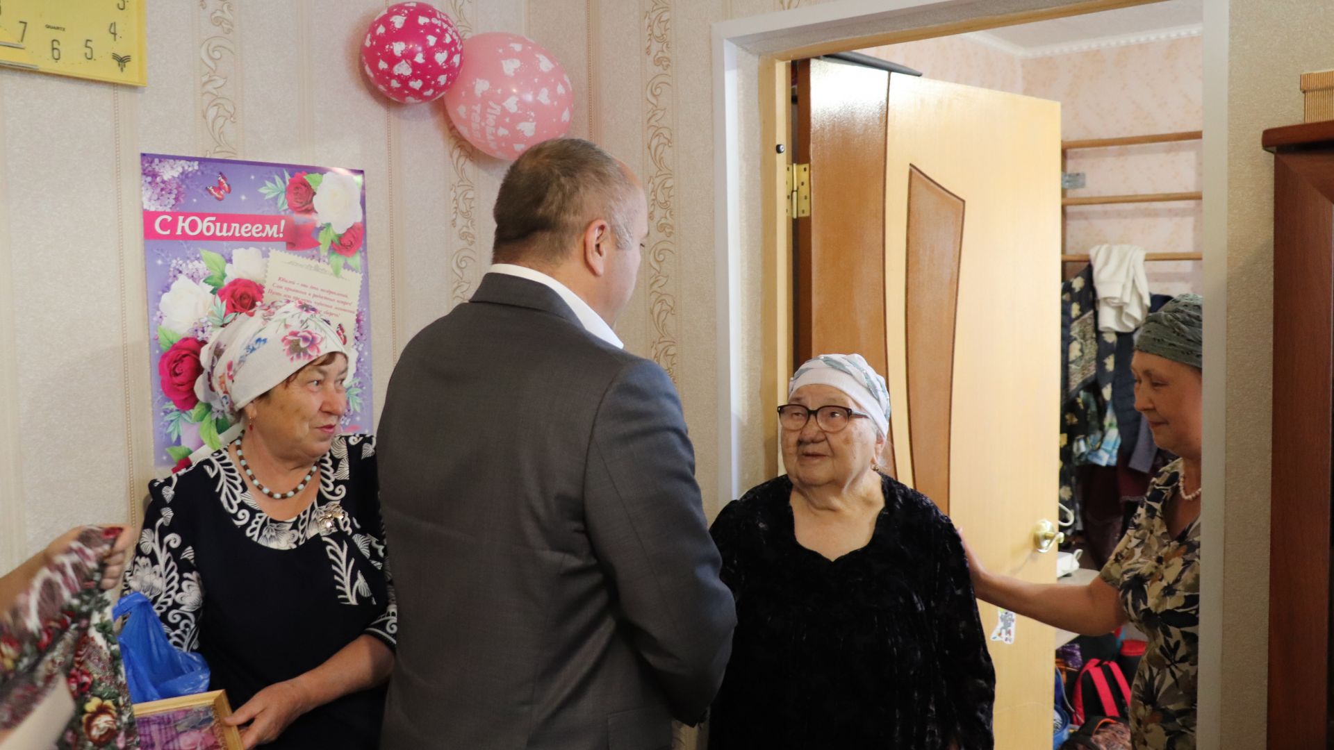 Глава Азнакаевского района поздравил Равилю Галиеву с 90-летним юбилеем (ФОТО)