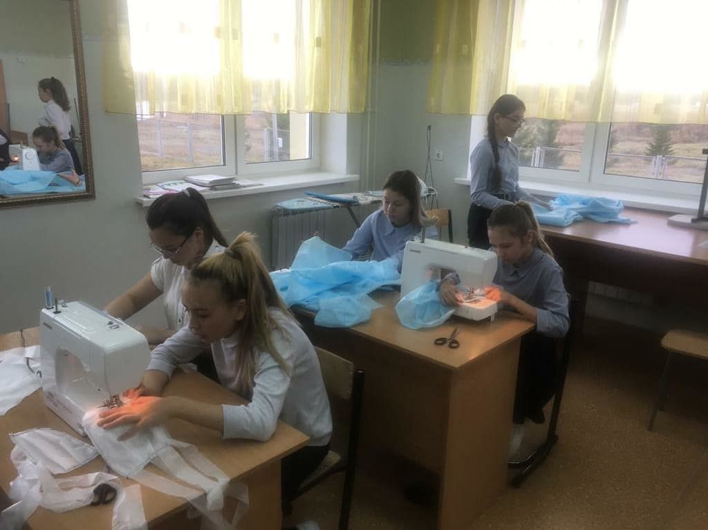 Азнакаевские школьники на уроке технологии шьют маски и костюмы