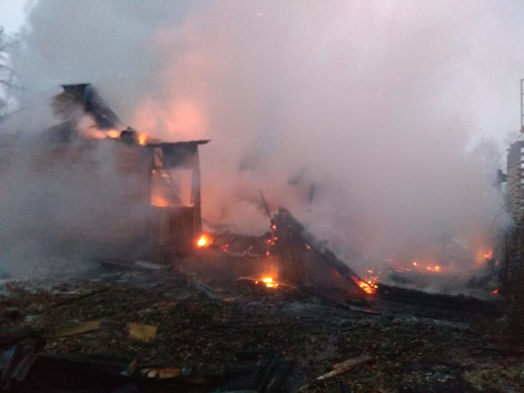 В Азнакаево полностью сгорел дом