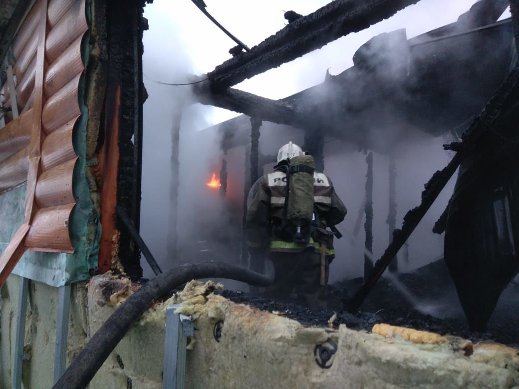 В Азнакаево полностью сгорел дом