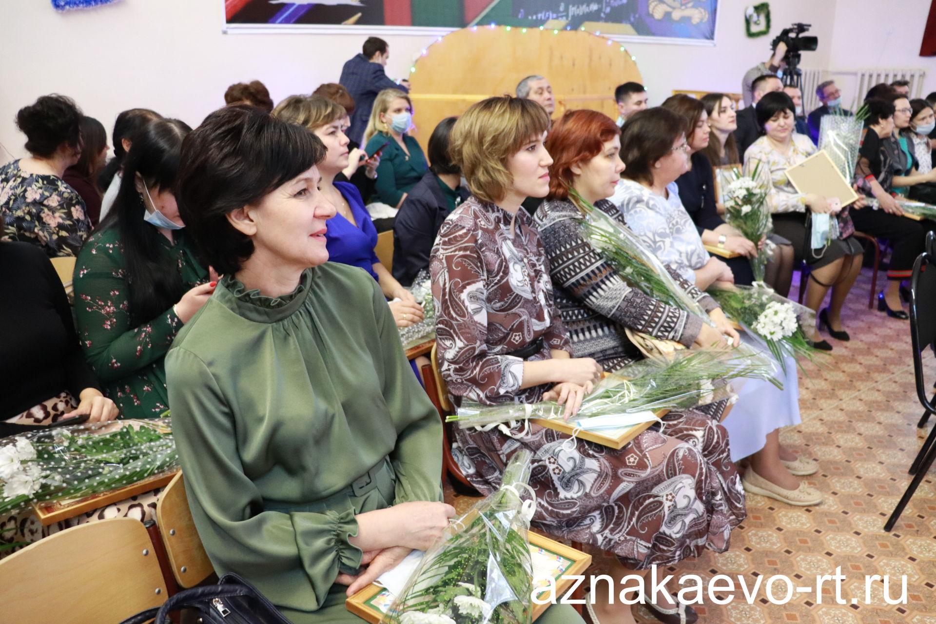 Азнакай гимназиясендә «Үсеш ноктасы» үзәге ачылды һәм районның иң яхшы укытучыларын бүләкләделәр