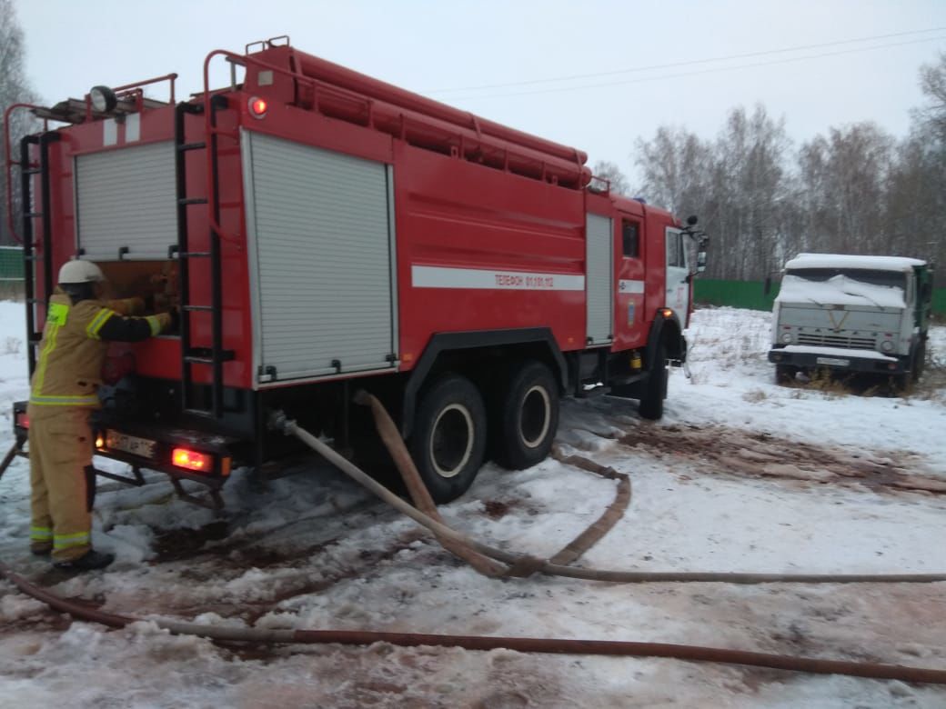 В Азнакаево полностью сгорел дом