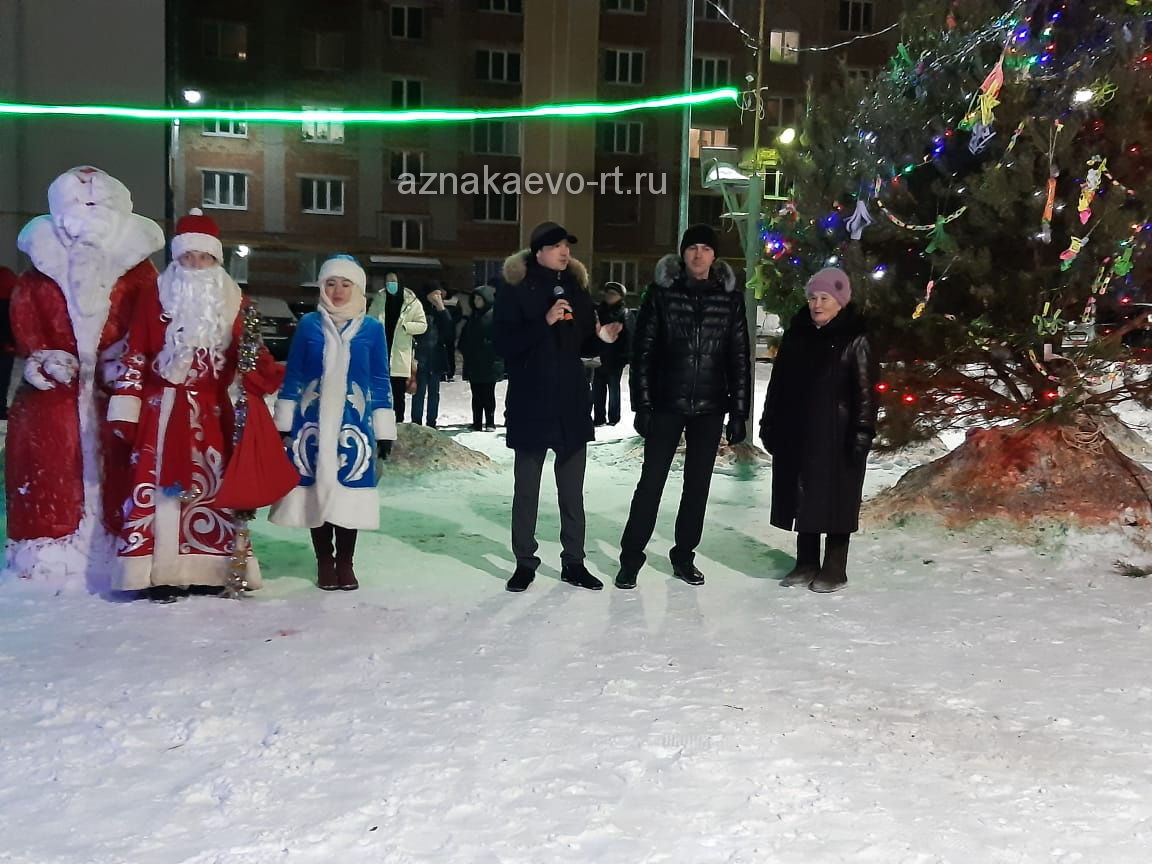 Тукай микрорайонында Чыршы бәйрәменә чегән кызлары да килде