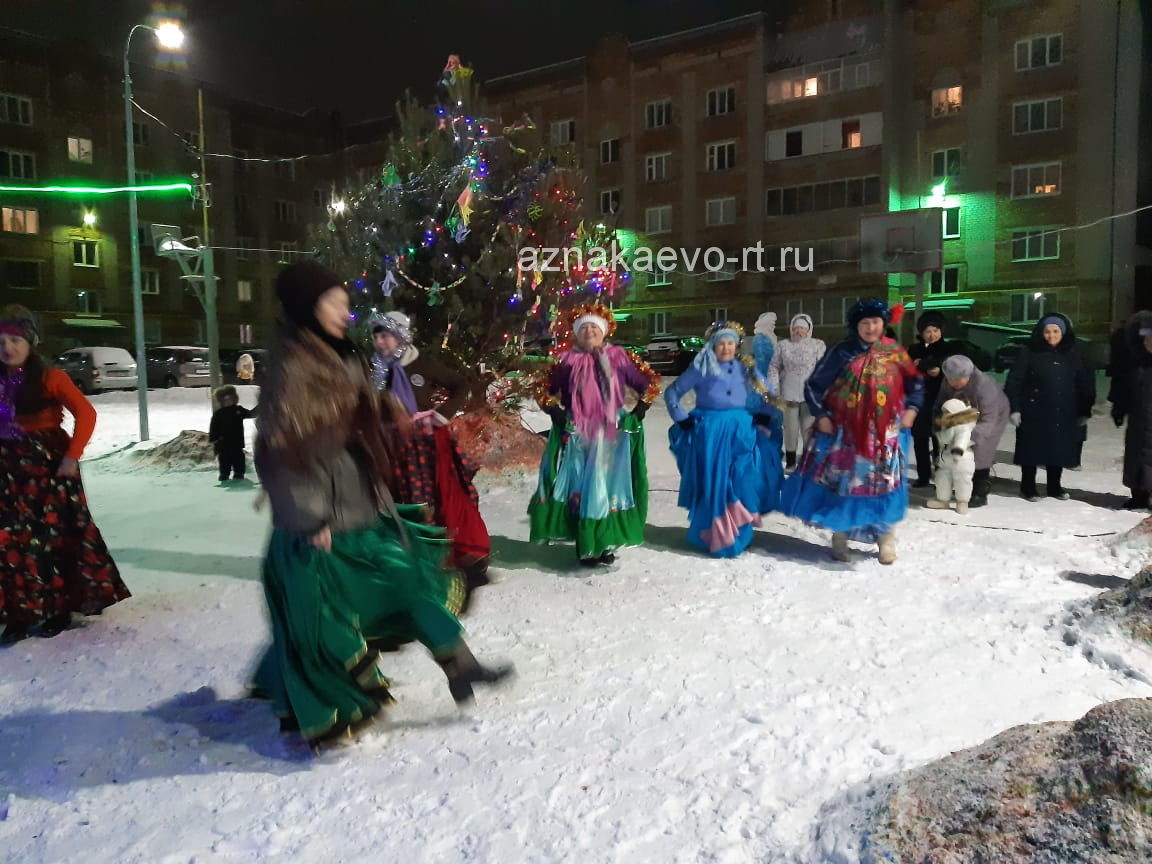 Тукай микрорайонында Чыршы бәйрәменә чегән кызлары да килде