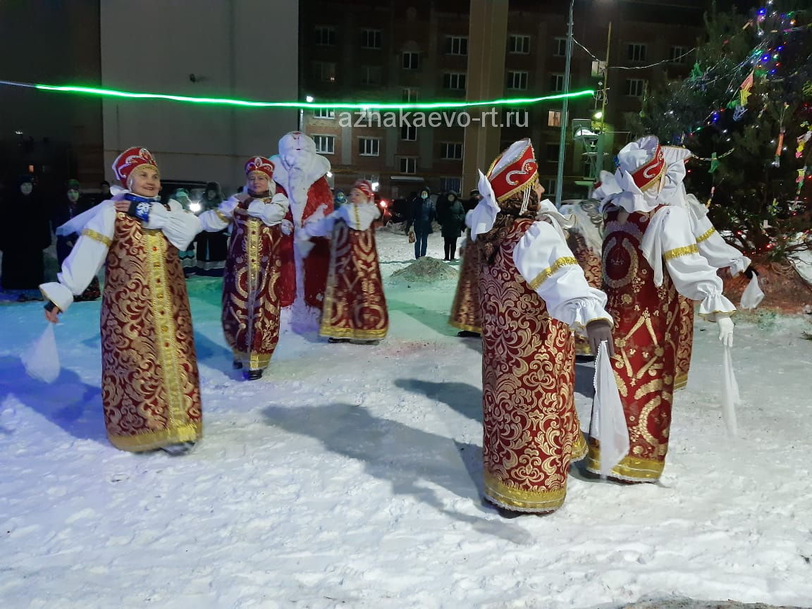 Тукай микрорайонында Чыршы бәйрәменә чегән кызлары да килде