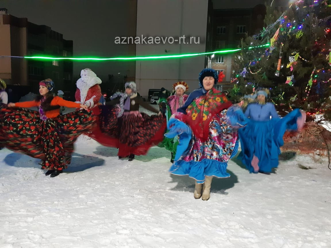 Тукай микрорайонында Чыршы бәйрәменә чегән кызлары да килде