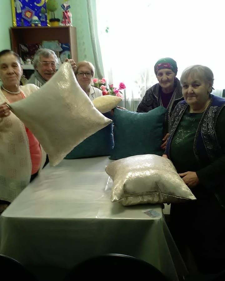 В Азнакаевском доме-интернате труженикам тыла подарили подушки