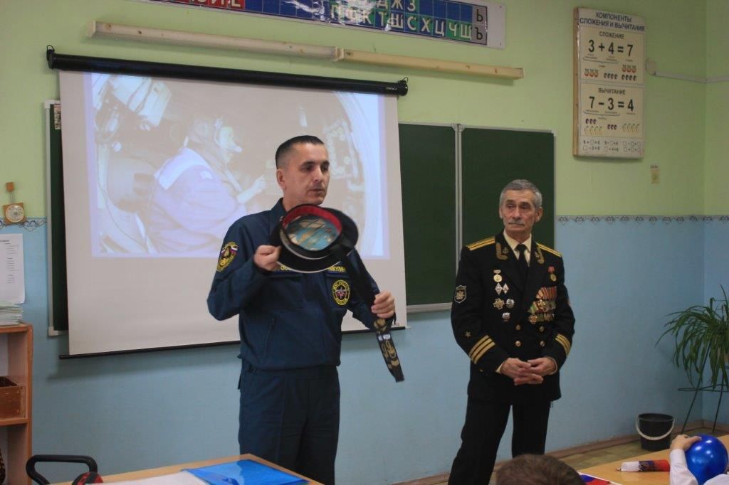В Азнакаево прошла встреча учеников с офицером ВМФ и спасателем МЧС