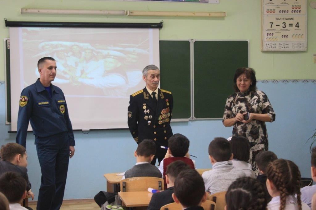 В Азнакаево прошла встреча учеников с офицером ВМФ и спасателем МЧС