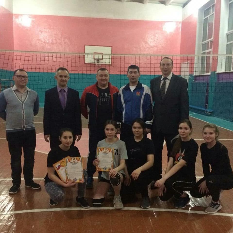 В гимназии Азнакаево состоялся товарищеский турнир по волейболу