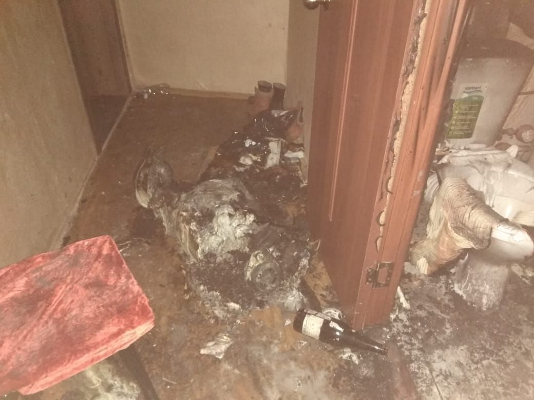 В Азнакаево пожарные спасли мужчину с балкона загоревшейся квартиры (ФОТО)