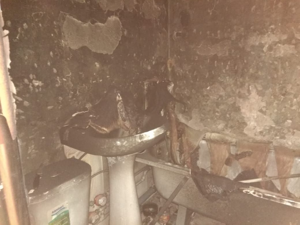 В Азнакаево пожарные спасли мужчину с балкона загоревшейся квартиры (ФОТО)