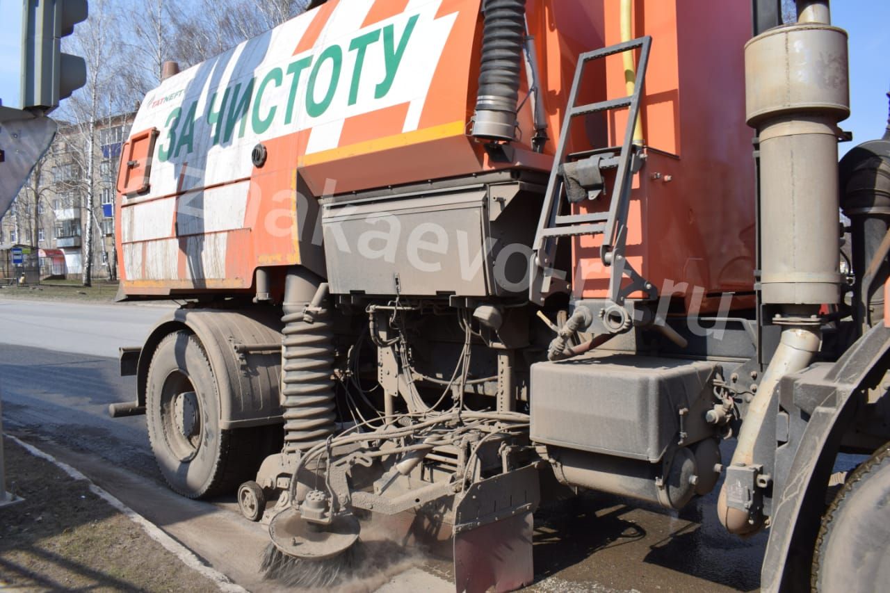 Азнакаевские дороги моются и дезинфицируются (ФОТО+ВИДЕО)
