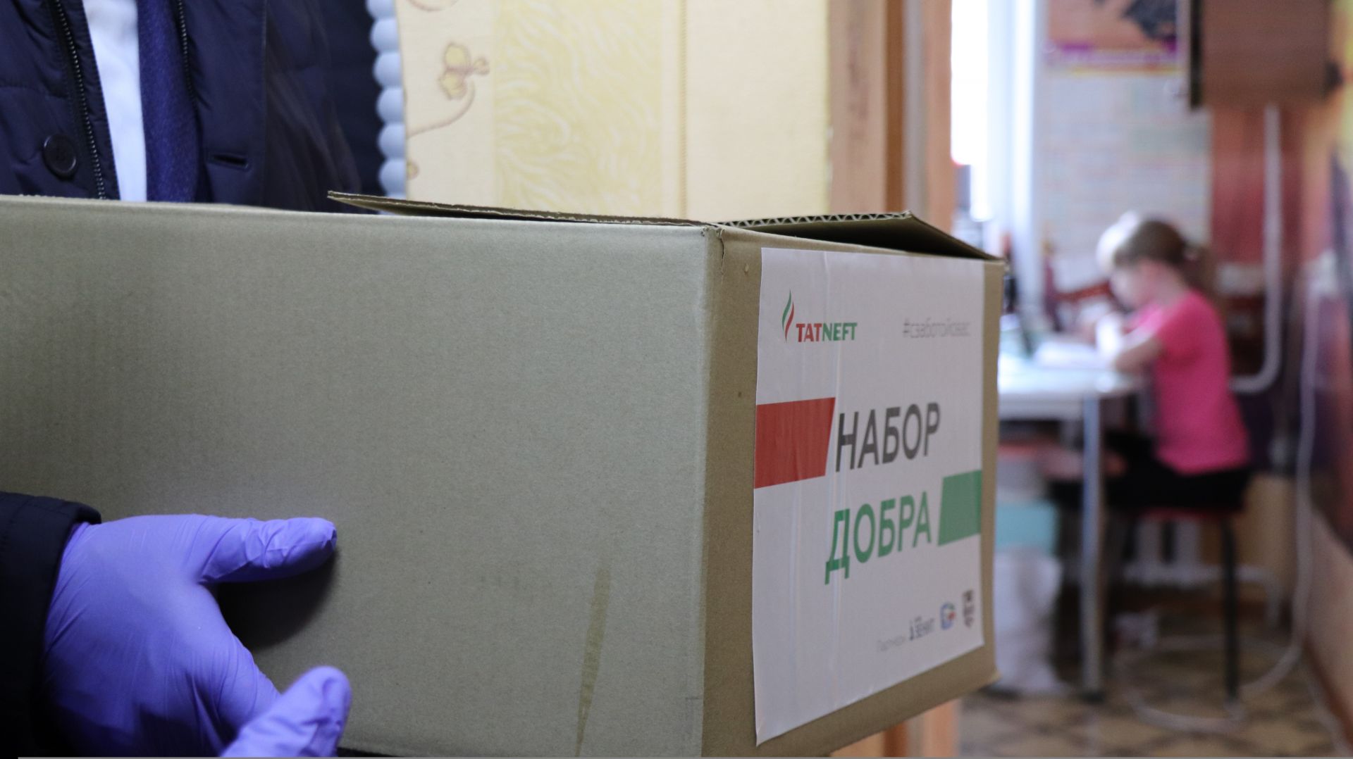 В Азнакаево депутат Рустам Мухамадеев вручил продуктовые пакеты нуждающимся семьям