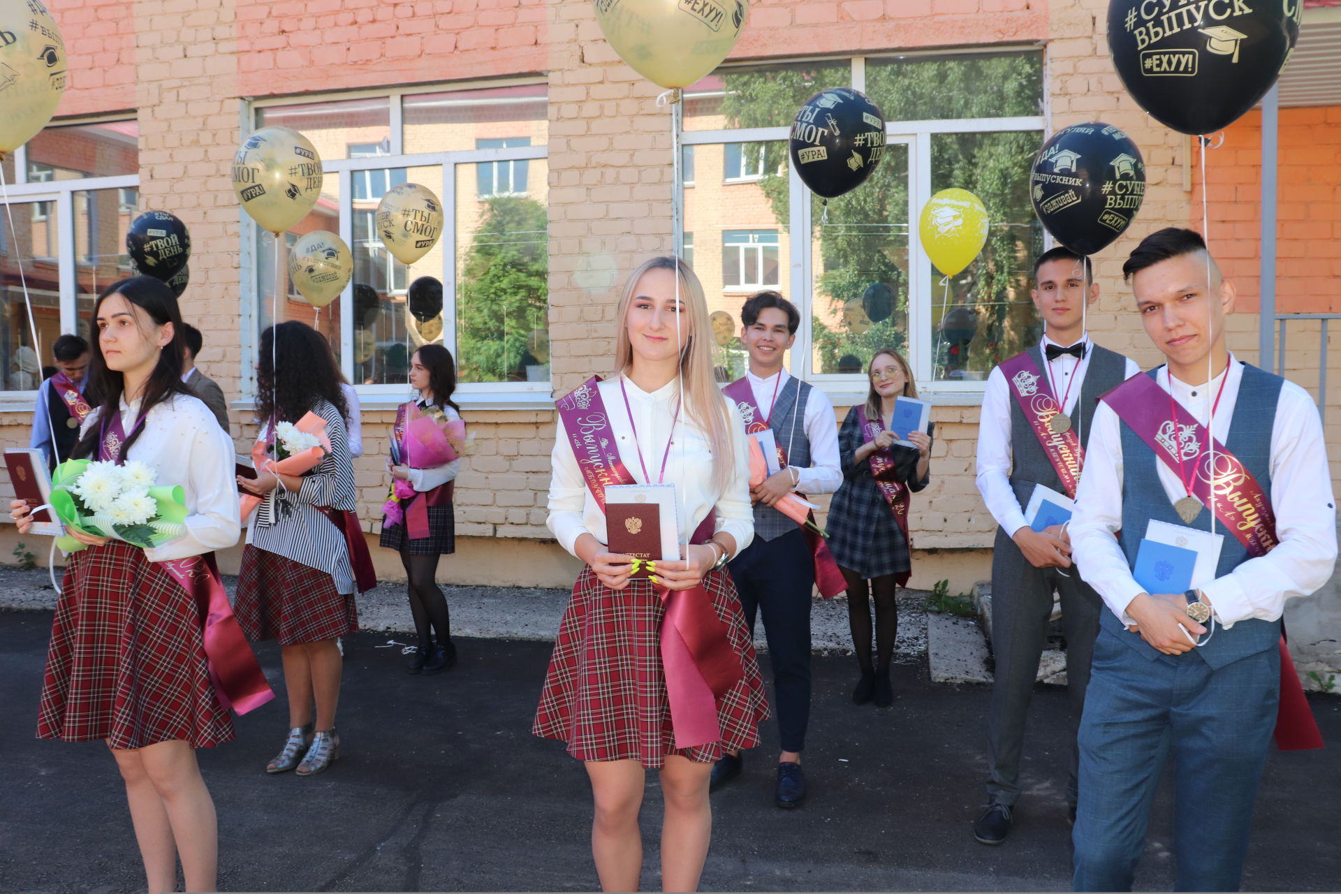 В Азнакаево вручили аттестаты выпускникам