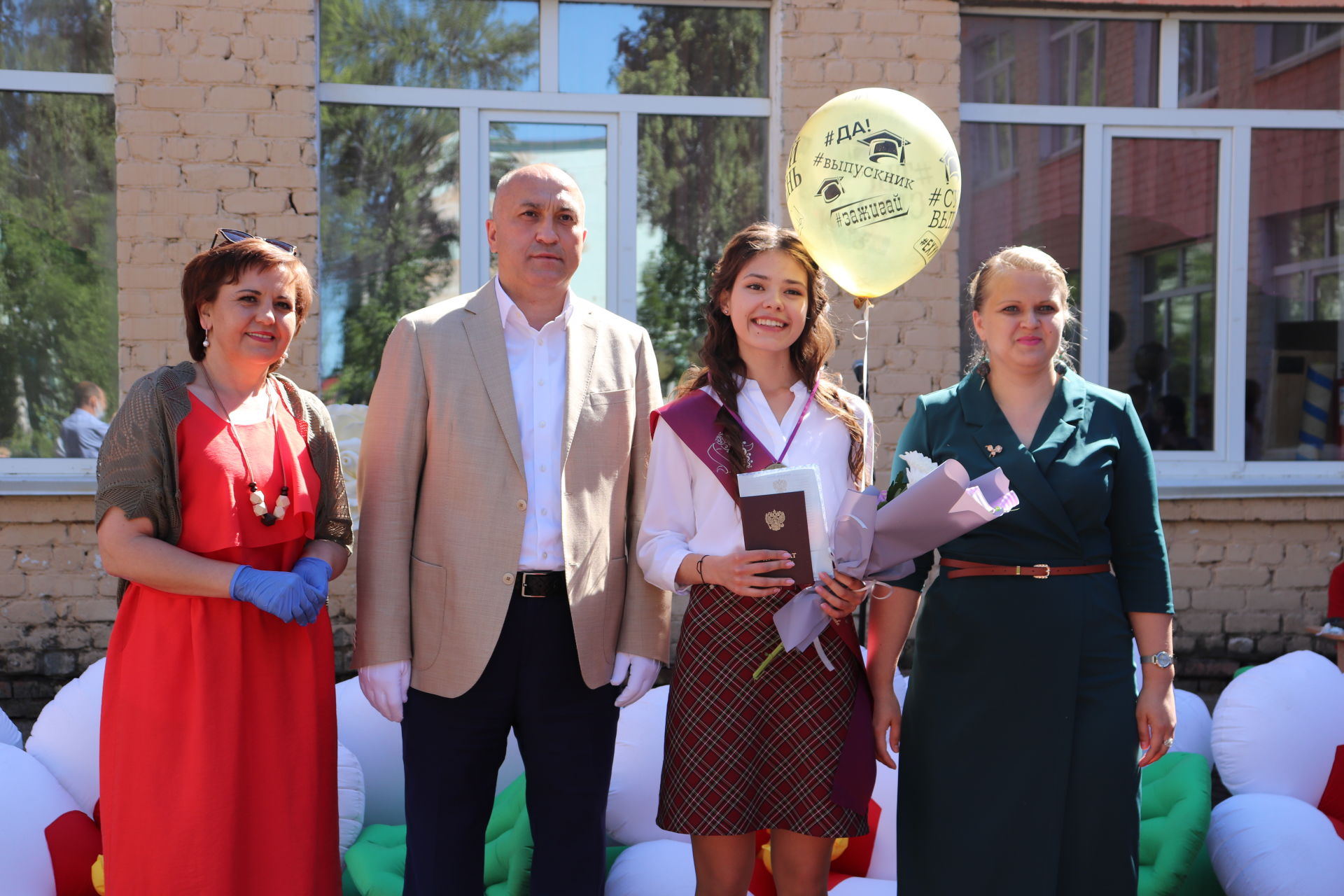 В Азнакаево вручили аттестаты выпускникам