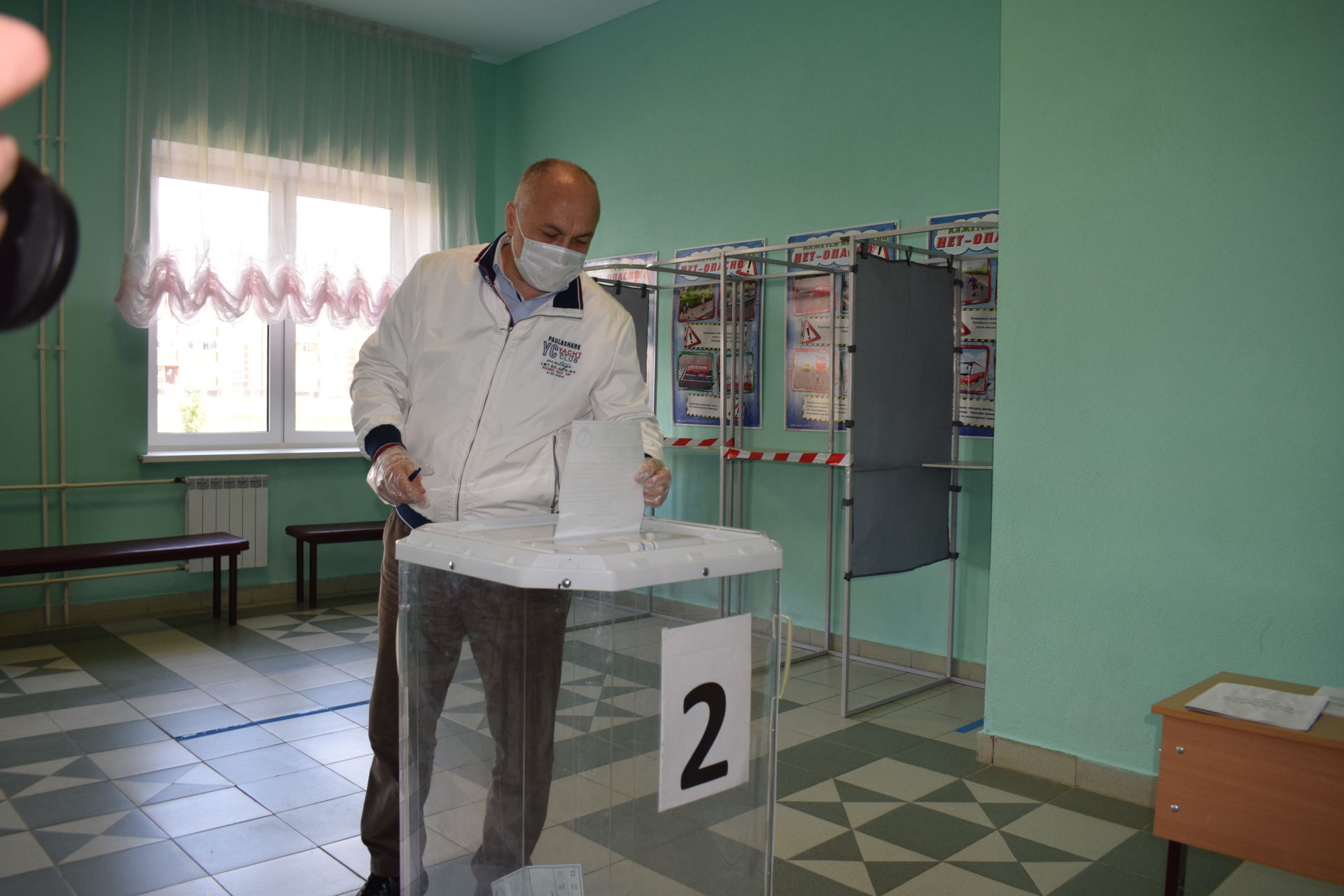 Марсель Шайдуллин поинтересовался, как организована работа городских избирательных участков, и проголосовал на одном из них