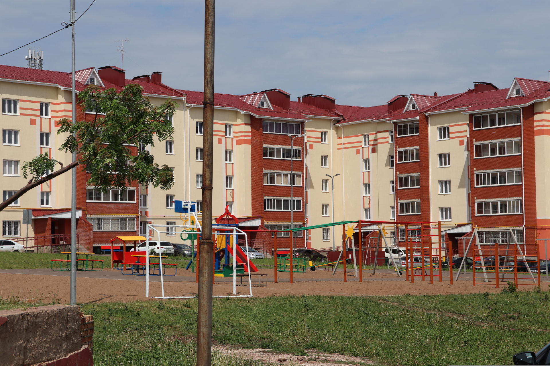 В Азнакаево начались работы по республиканской программе “Наш двор”