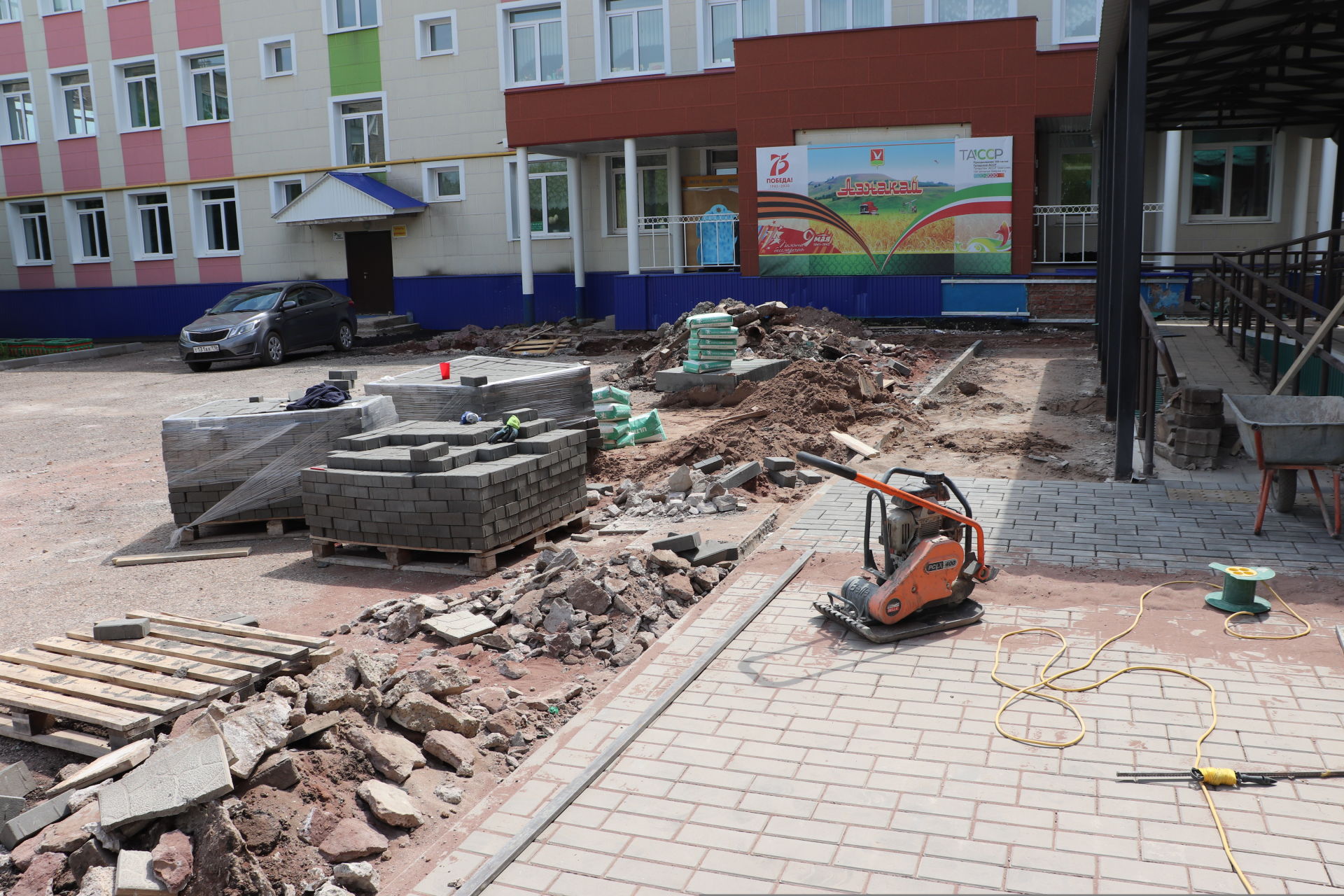 В Азнакаево начались работы по республиканской программе “Наш двор”