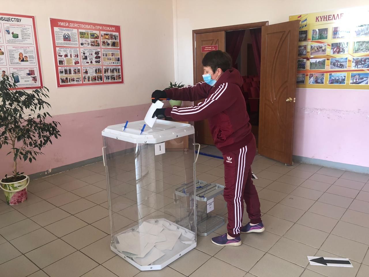 Житель села Уразаево Радик Муртазин пришел проголосовать к открытию участка