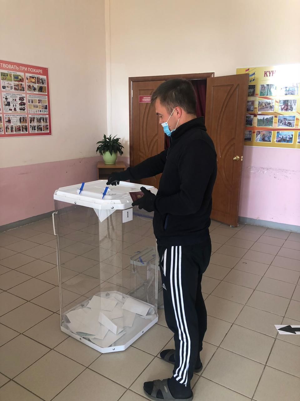 Житель села Уразаево Радик Муртазин пришел проголосовать к открытию участка