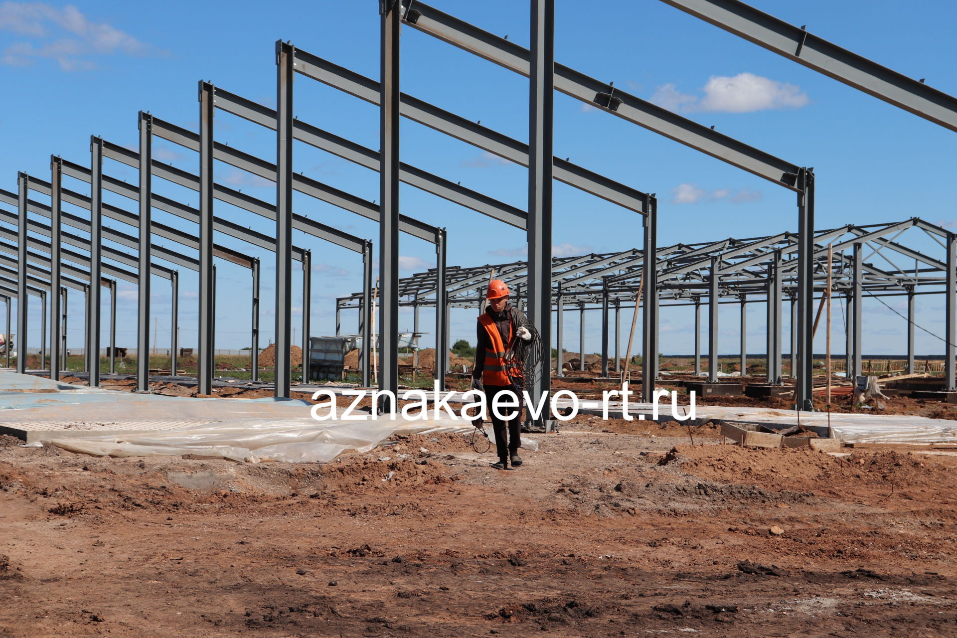 В Азнакаевском районе строится еще одна мегаферма