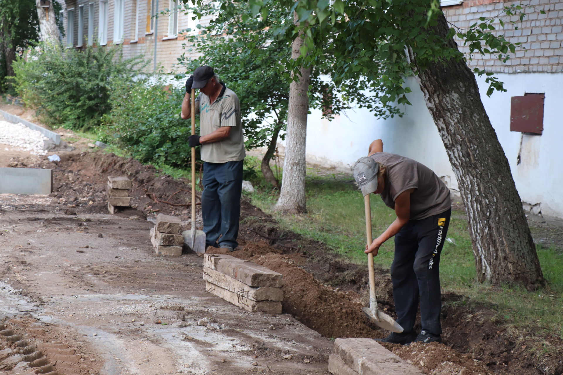 В Азнакаево идут работы по программе «Наш двор» (Фоторепортаж)