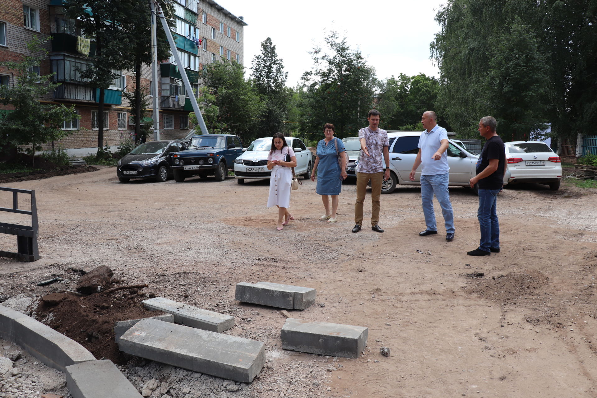 В Азнакаево идут работы по программе «Наш двор» (Фоторепортаж)