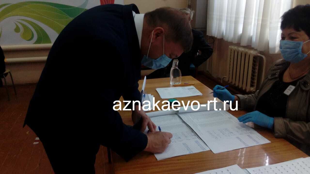 На Азнакаевском избирательном участке №523 избиратели голосуют активно