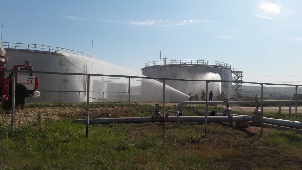 Азнакаевские пожарные тренировались тушить нефтяной резервуар