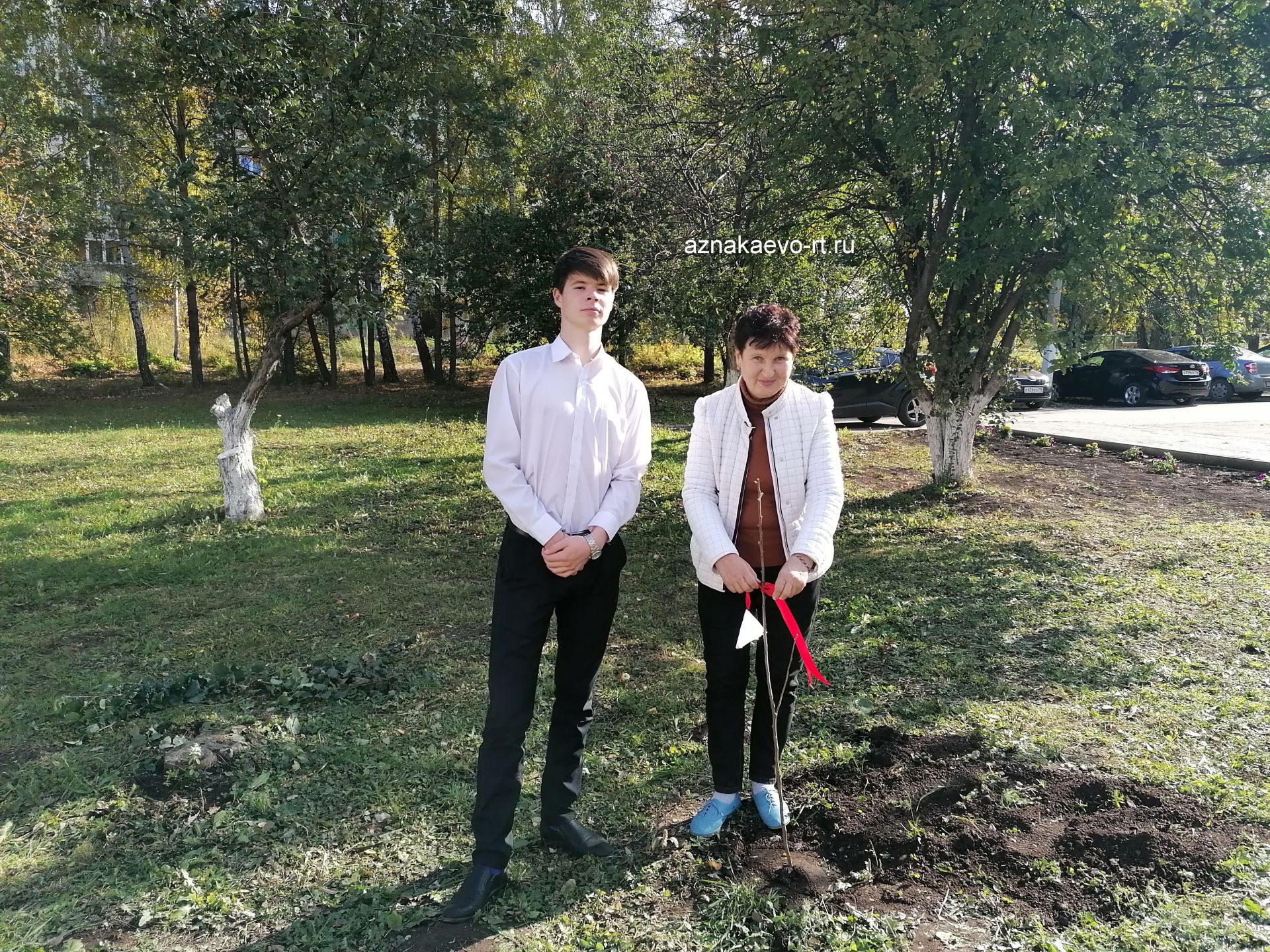 В Азнакаевском техникуме посадили яблони